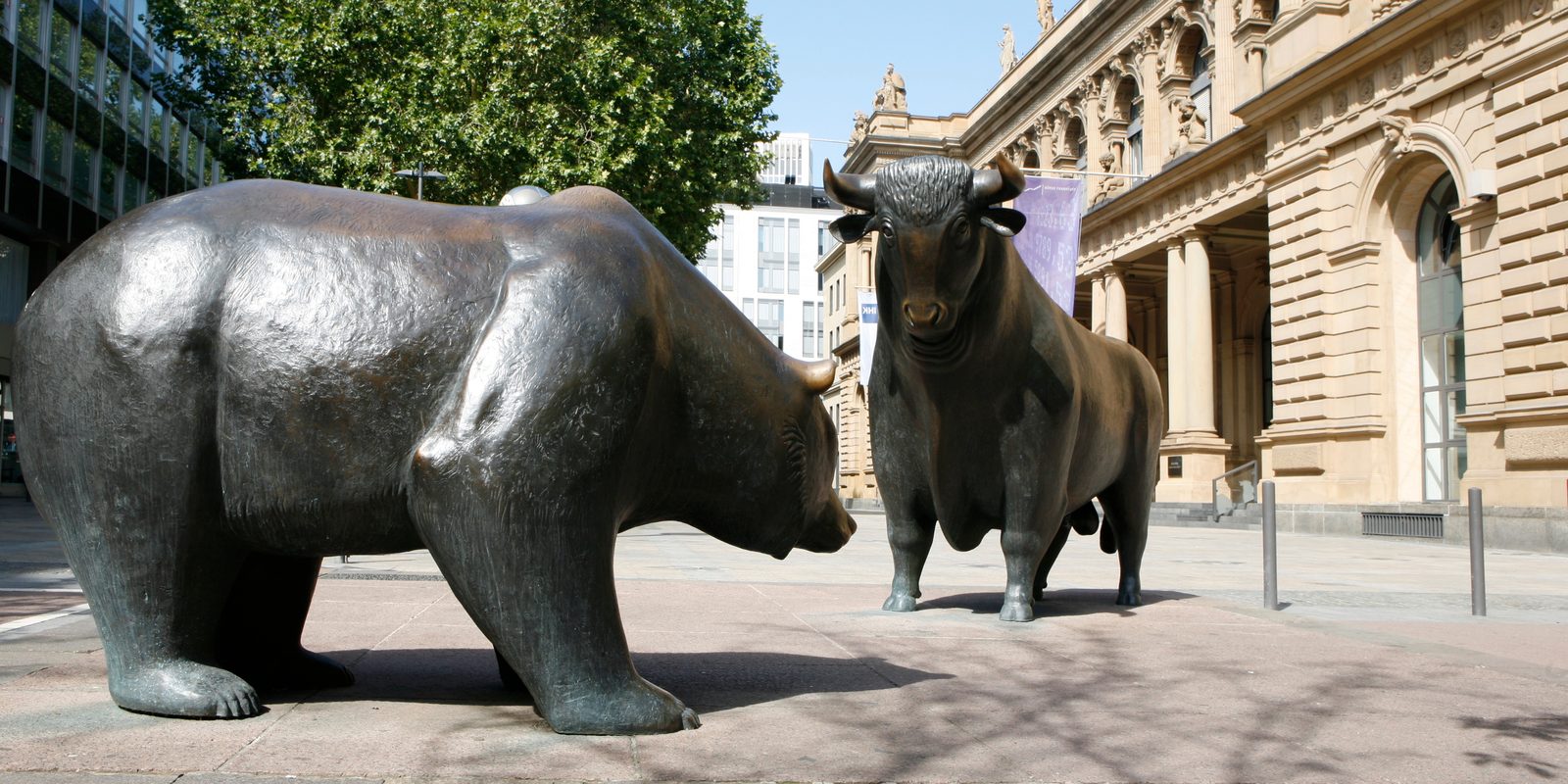 Bulle und Bär vor der Börse Frankfurt