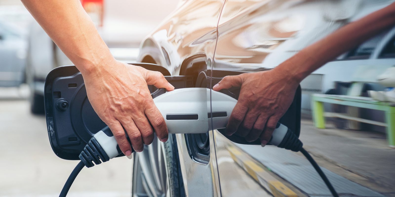 Ladestecker wird an ein Elektroauto angeschlossen