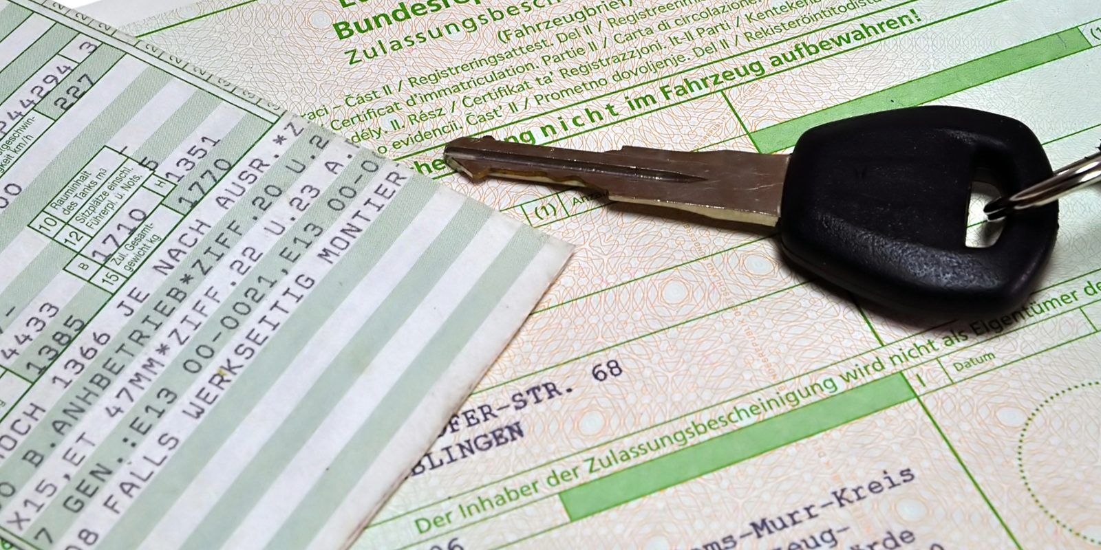 Zulassungsbescheinigung und Fahrzeugschlüssel