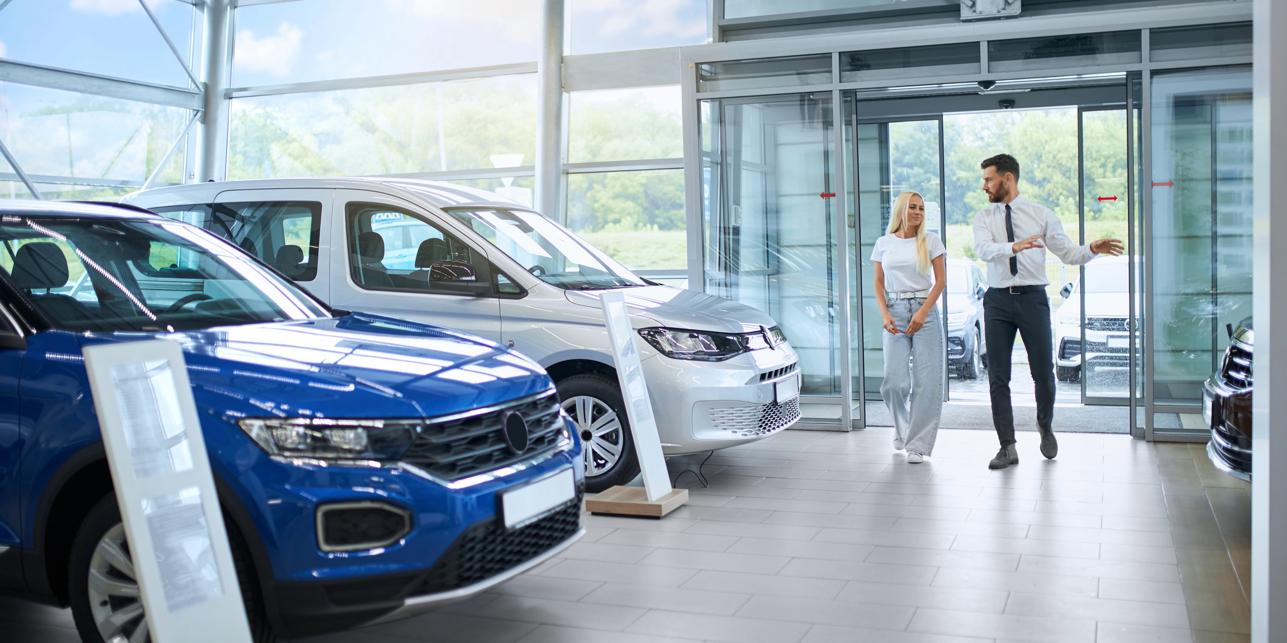 Autohaus-Showroom mit Elektrofahrzeug