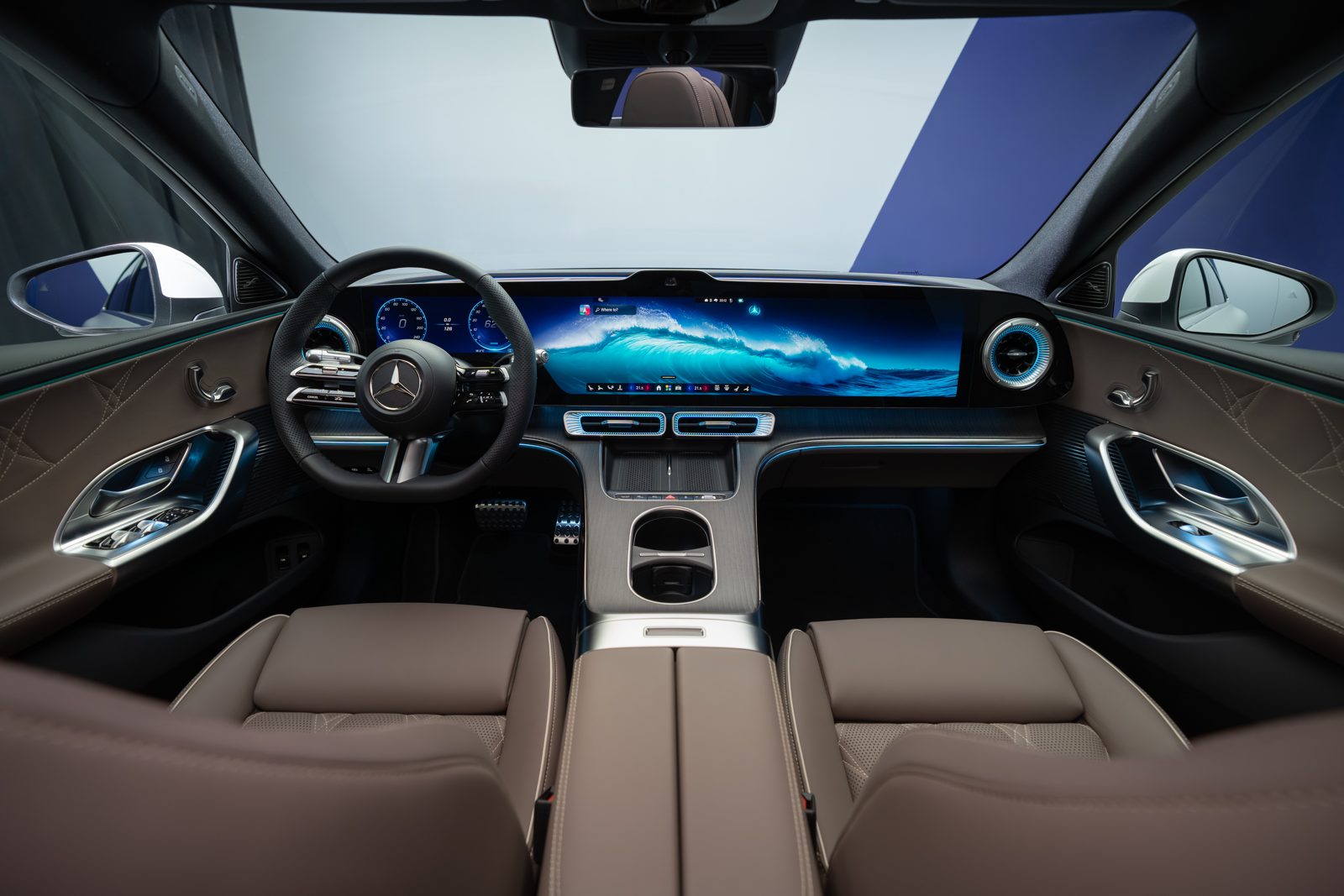 Cockpit der elektrischen C-Klasse mit MBUX Hyperscreen