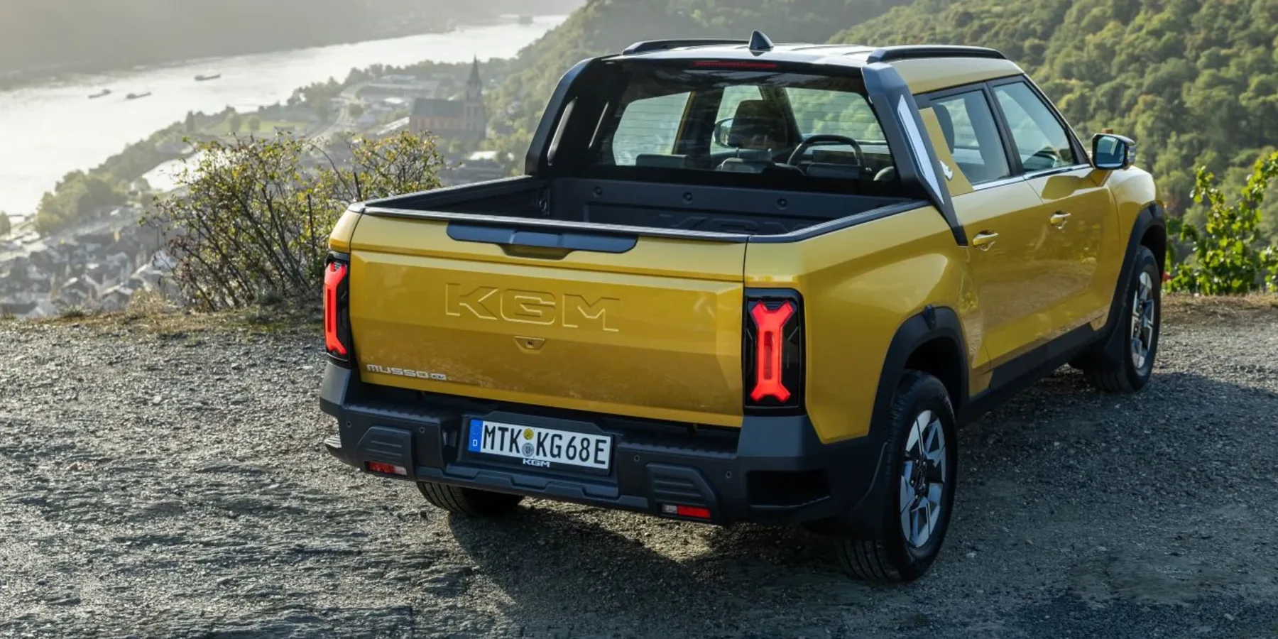 KGM Musso EV, Heckansicht im Mittelrheintal