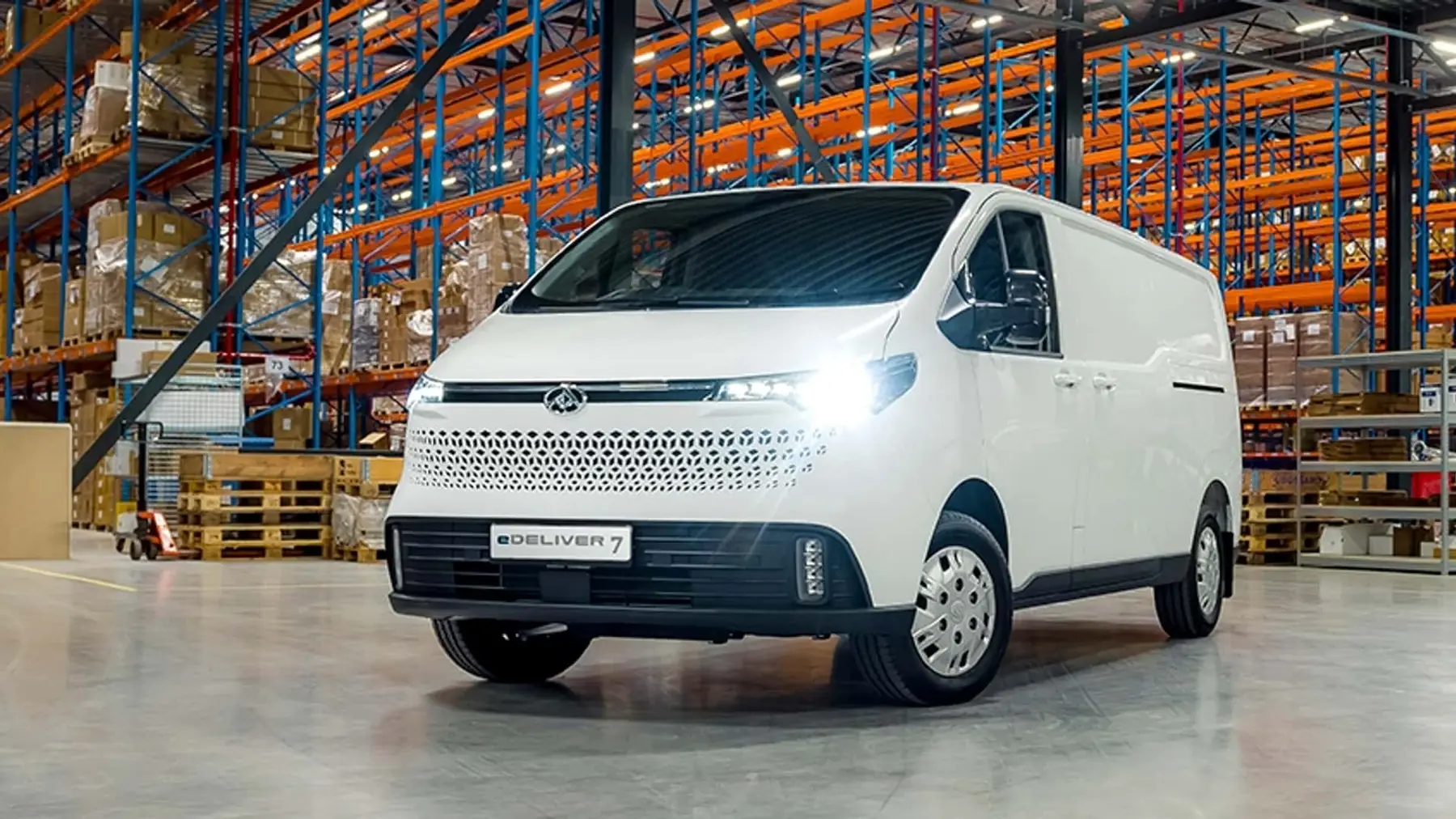 Maxus eDeliver 7 in einer Lagerhalle