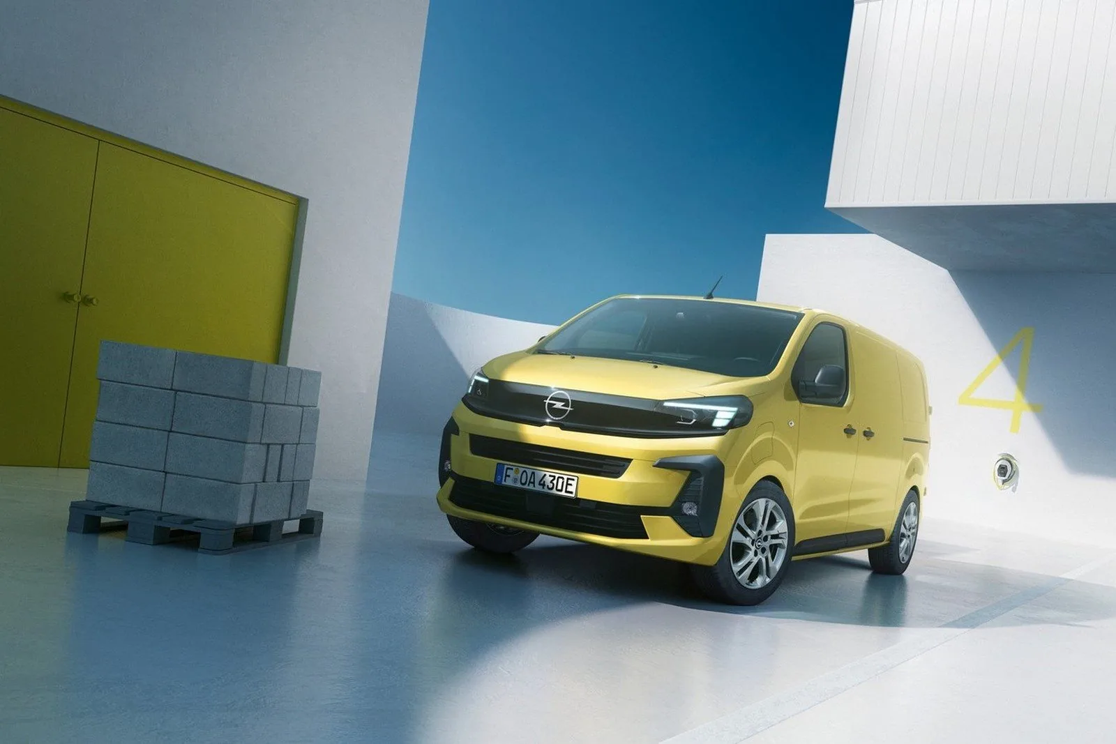 Opel Vivaro Electric neben einer Palette