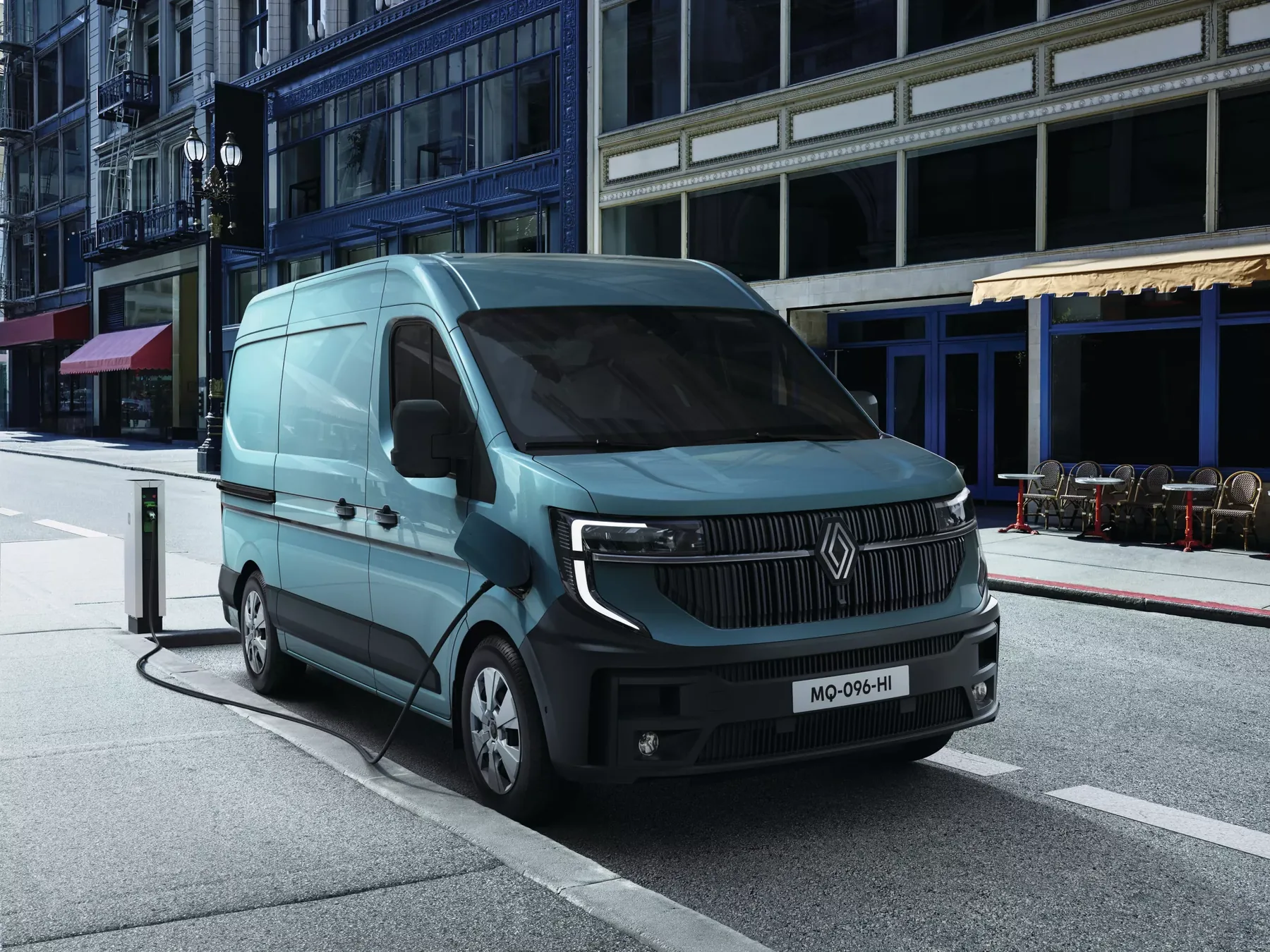 Renault Master E-Tech an einer Ladesäule