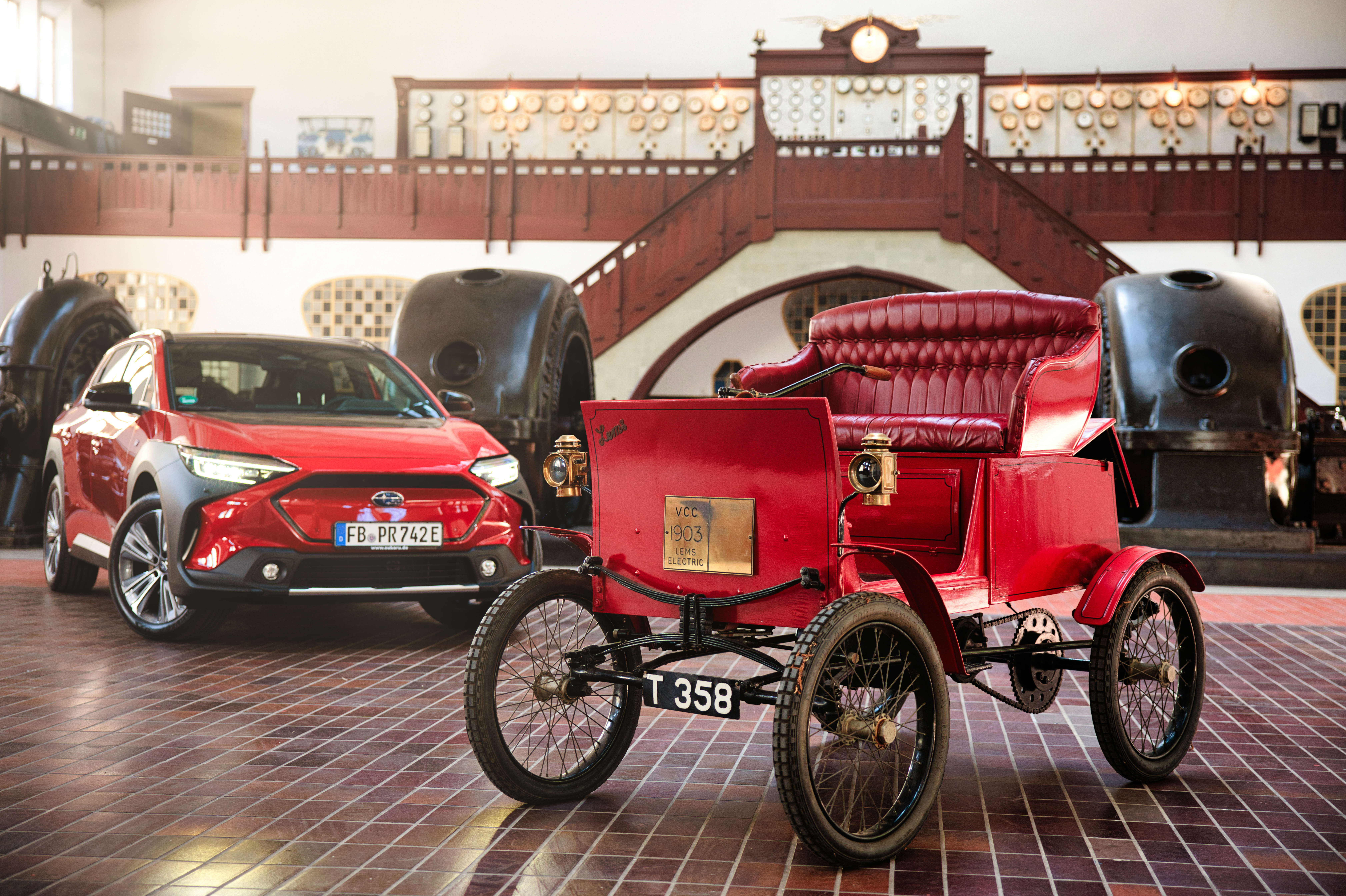 Lems Electric 1903 und modernes E-Auto im Vergleich