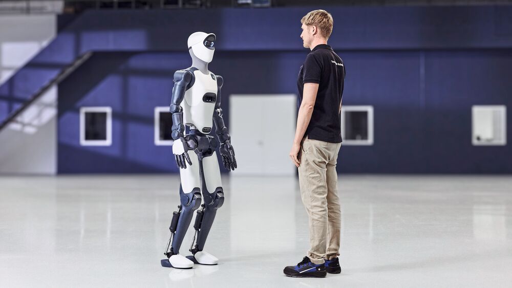 Der humanoide Roboter Agile One im Größenvergleich mit einem Mitarbeiter von Agile Robots