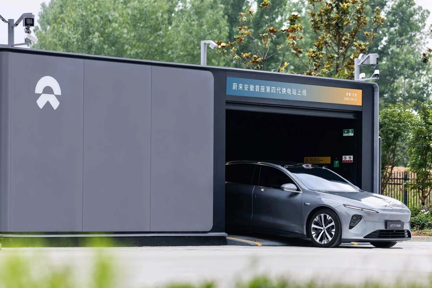 Nio-Batteriewechselstation der vierten Generation in Guangzhou, China, mit einem Fahrzeug im Wechselvorgang
