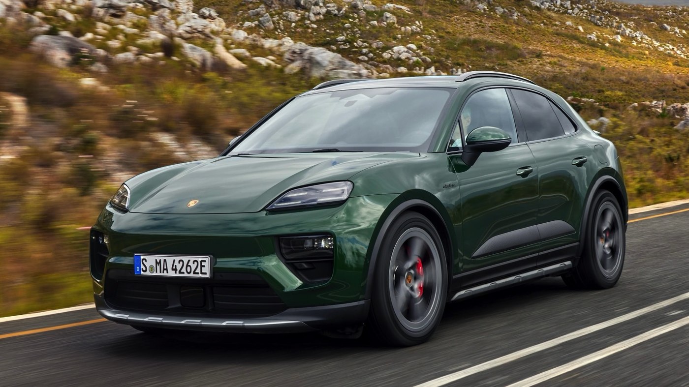 Porsche Macan 4S Electric in Fahrt auf einer Landstraße