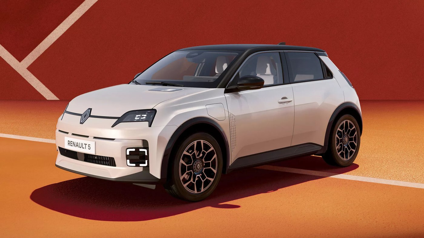 Renault 5 E-Tech Electric im Studio, weiße Karosserie mit schwarzem Dach vor orange-rotem Hintergrund